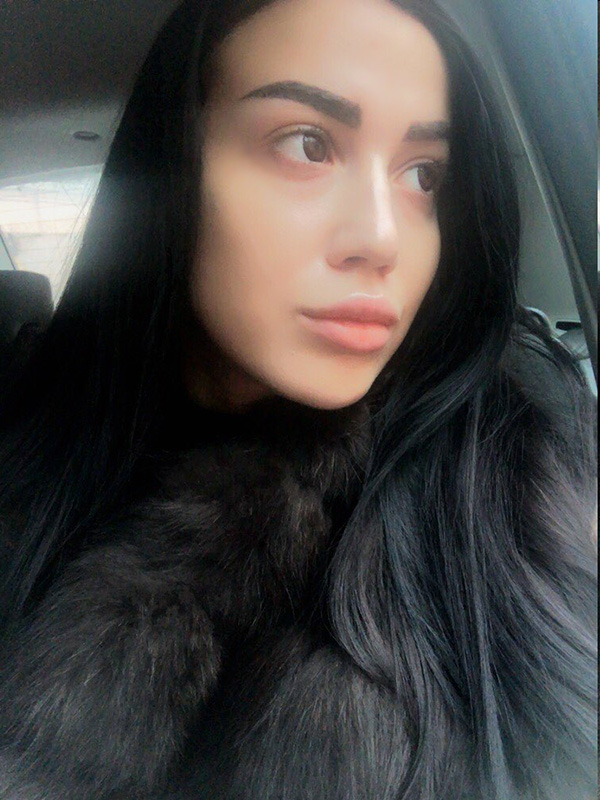 Она делает минет без презерватива постоянным клиентам