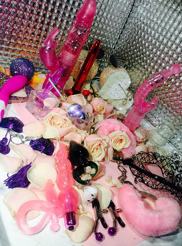 Игрушки проститутки брюнетки